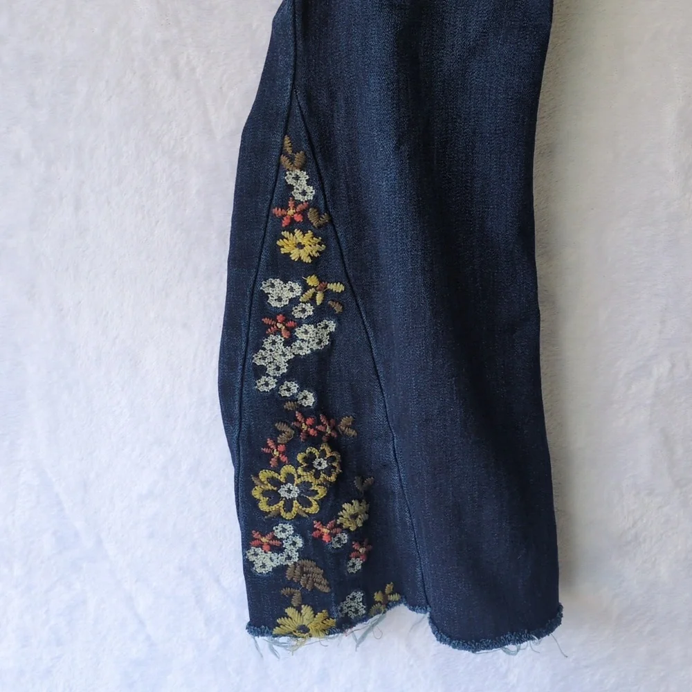 Ashley Mason Junior's Floral Embroidered‎ Cropped Jeans Size 9
